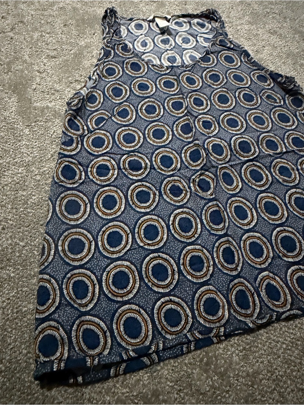 H&M women’s sleeveless top circle designs casual or fancy size 8 super soft